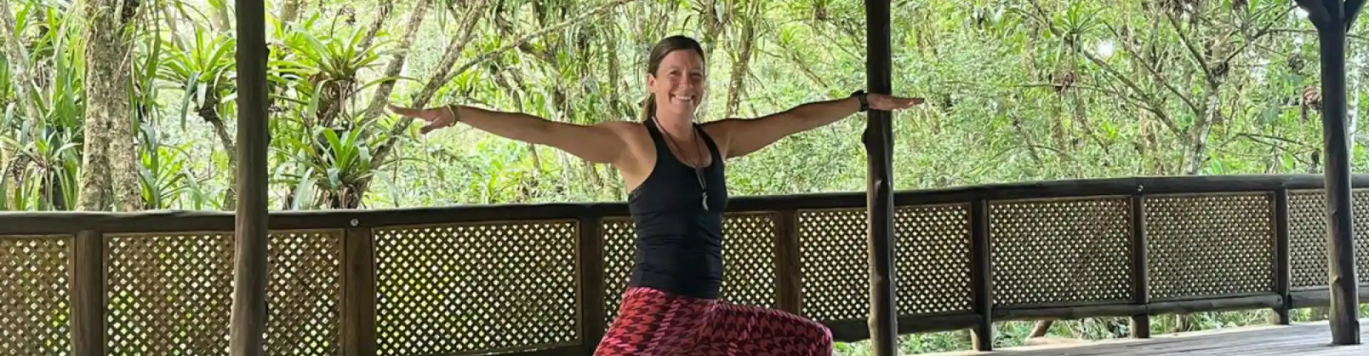 Cours de yoga en ligne : pratique du Hatha dans la jungle - Online Class by Maria Joyner