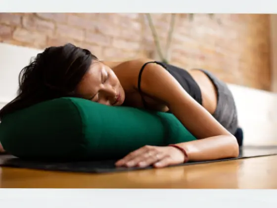 Yoga tranquilo y calmado: Recostarse en la rendición